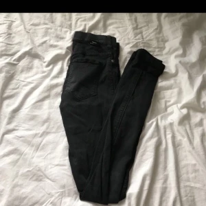  - Dr denim Plenty jeans, svarta. Stretchiga och i rätt bra skick!  Frakten ingår i priset!