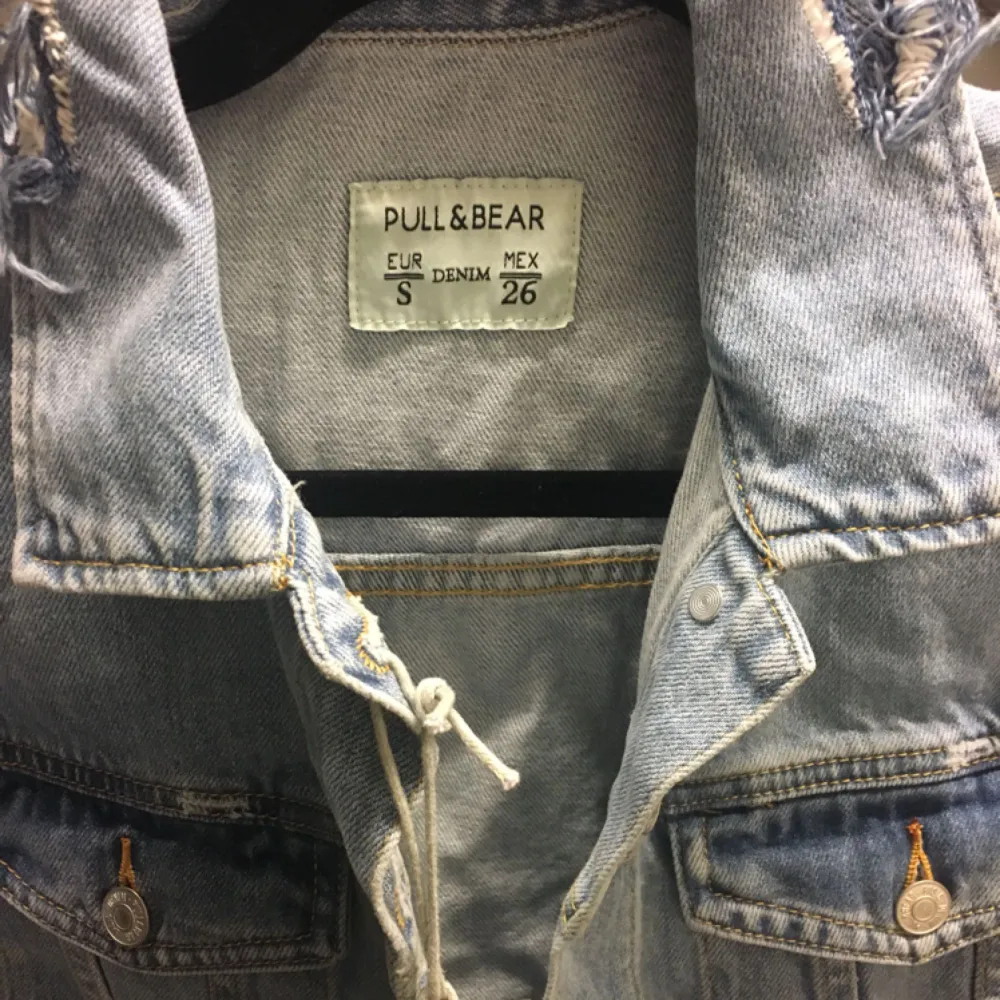 Helt ny jeansjacka från Pull&Bear storlek S passar en 34-38 beroende på hur du vill att den ska sitta. Snygga detaljer och lappen är kvar. Har även kvitto o påse kvar, finns i Gävle men kan skickas mot fraktkostnad. 😄👍🏼. Jackor.