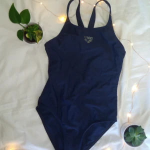  - Jättefin baddräkt från arena som tyvärr inte passar mig. Mycket sparsamt använd. Jag kan mötas upp i Malmö annars står köparen för frakt.