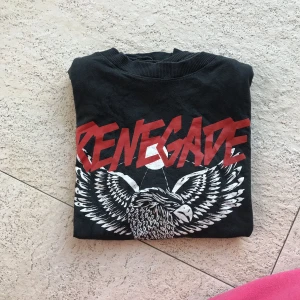  - T shirt med tryck. Köparen betalar frakt 