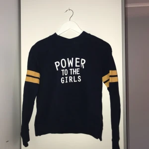  - Superfin fodrad tjocktröja med en fin text på. Köparen står för frakt