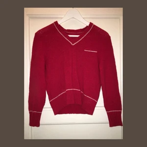  - Svingullig stickad top, köpt på en secondhand butik i Prag! Jag gissar att storleken är S/M (det finns ingen lapp), men materialet är strechigt och den sitter bra på mig som är M/L. Den e ganska kort, aka jättesnygg med en high-waist underdel. Twin Peaks vibes🏔💘 Frakten betalas av köparen elr så möts vi upp i Stockholm🌷