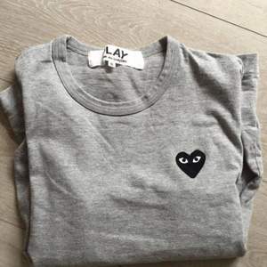 Comme Des Garons Play T-shirt. Långärmad grå med svart logga. 