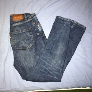  - Boyfriend jeans från lager 157, ca 2 år gamla. Knappt använda, ca 3-4ggr.  Storleken är 26 i midjan, vet ej om längden men de är långa på mig som är 1.57m. De har hål på frammen som är gjorda med byxorna, även lite slitage aktigt gjort på baksidan. Annars jätte fina och hela. Pris kan diskuteras, vill bli av med dem men de kostade 600 orginal. 