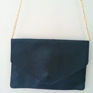  - ✨ Svart clutch med guldkedja ✨ Jag har köpt den second hand och har bara använt den en gång ✨ Betalning via swish & jag fraktar 