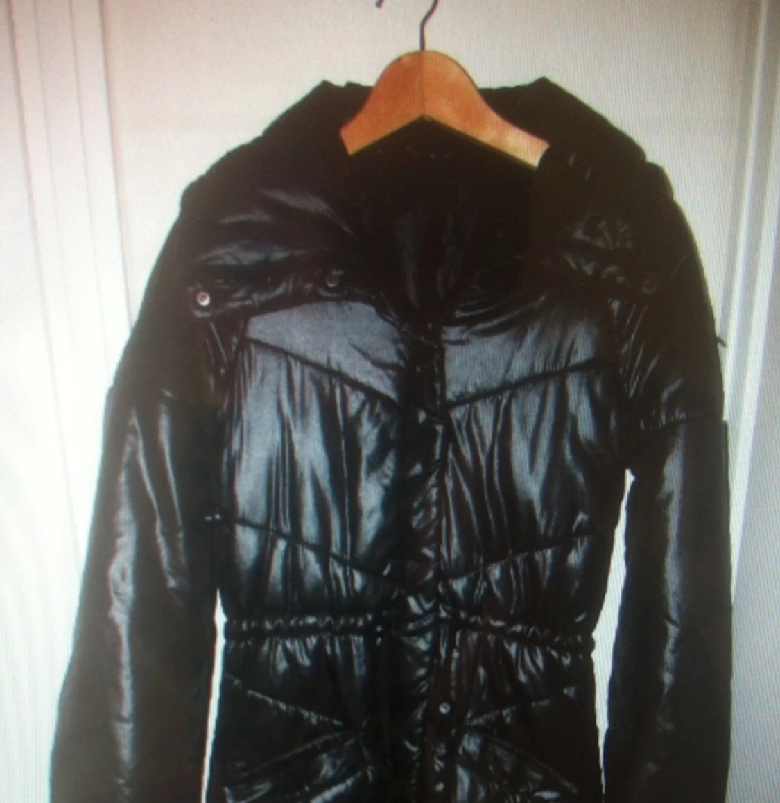 Cheap Monday jacka 
-parkas modell 
- svart 
- blank svart  - 1386068571