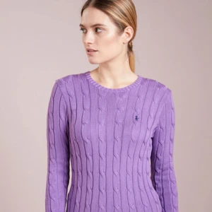  - Säljer jätte fin lila (julianna) kabelstickad tröja från Polo Ralph Lauren i storlek XS. Nypris 1199kr. Knappt använd, säljs pga används inte. Modellen kommer från zalando kan se mer passform. 