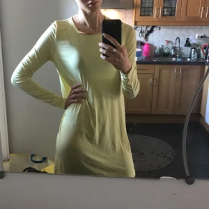  - Citrongul klänning med tungt fall, använd 1 gång 😊