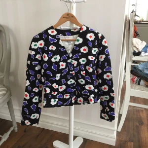  - Unik kavaj från YSL. Knappt använd! Jätte snygg och bra passform. Nypris runt 6000kr Frakt tillkommer