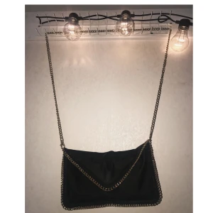  - Snygg crossbody-bag med guld detaljer! Fungerar till vardags men även till fest, knappt använd