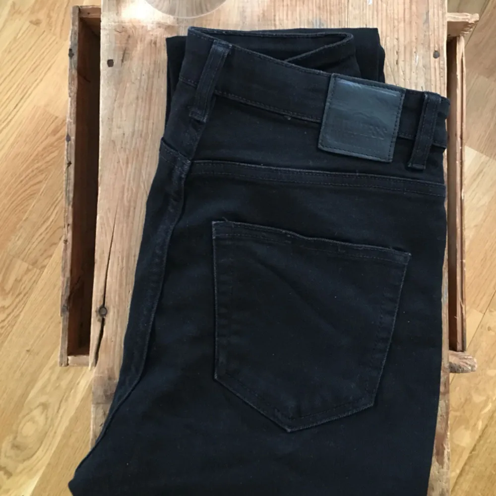 Svarta ”thursday” jeans från Weekday, använda ett fåtal gånger. Säljer pga de är fel storlek för mig. . Jeans & Byxor.