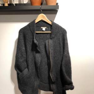 Mysig ull tröja med dragkedja från HM Trend.  Nypris 1599:-   Aldrig användt köpt i våras. 