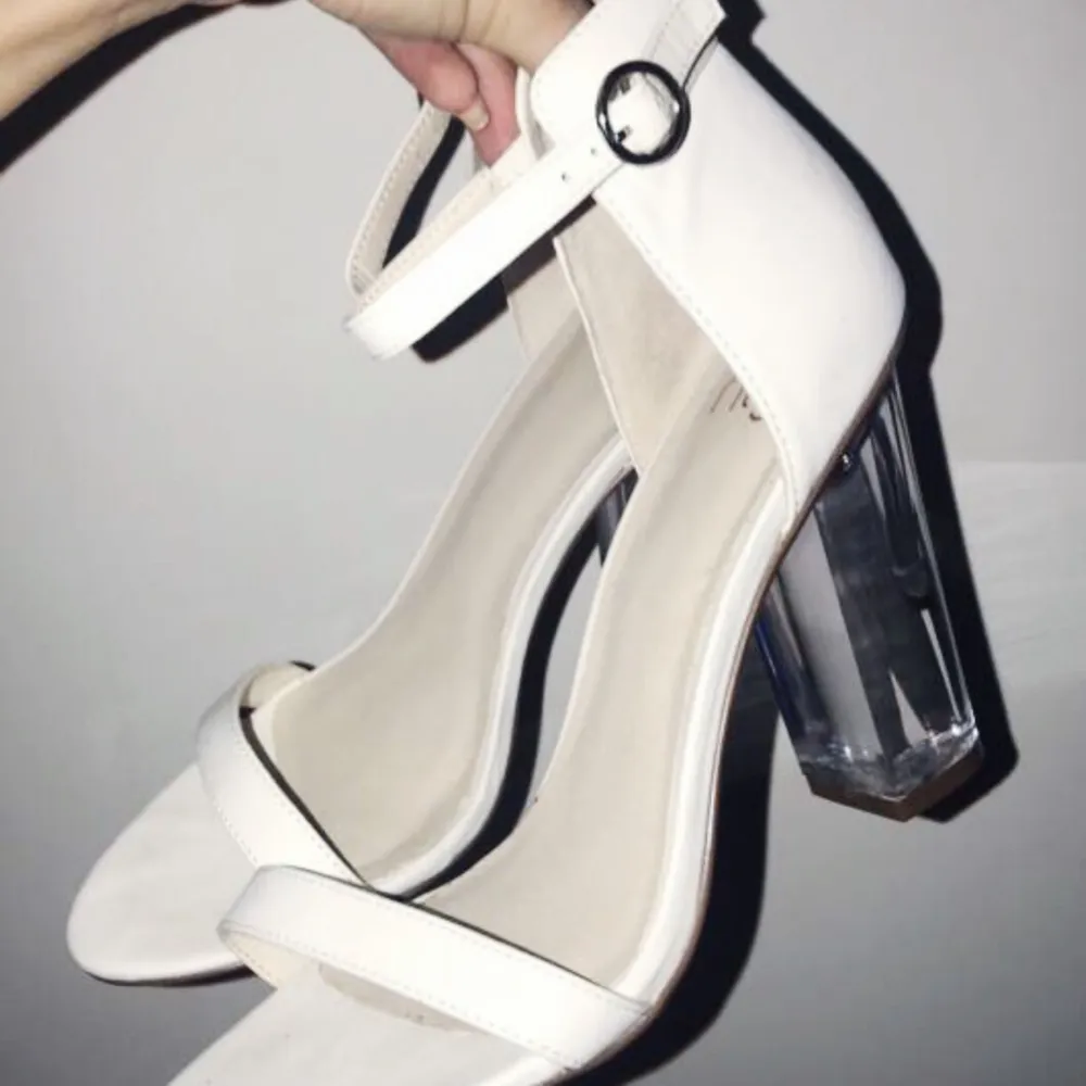 Vita sandaletter från NLY Shoes i storlek 38. Använda en gång! Kan skicka fler bilder vid förfrågan. Köparen står för frakt! 😊 Tar helst betalning via Swish!. Skor.