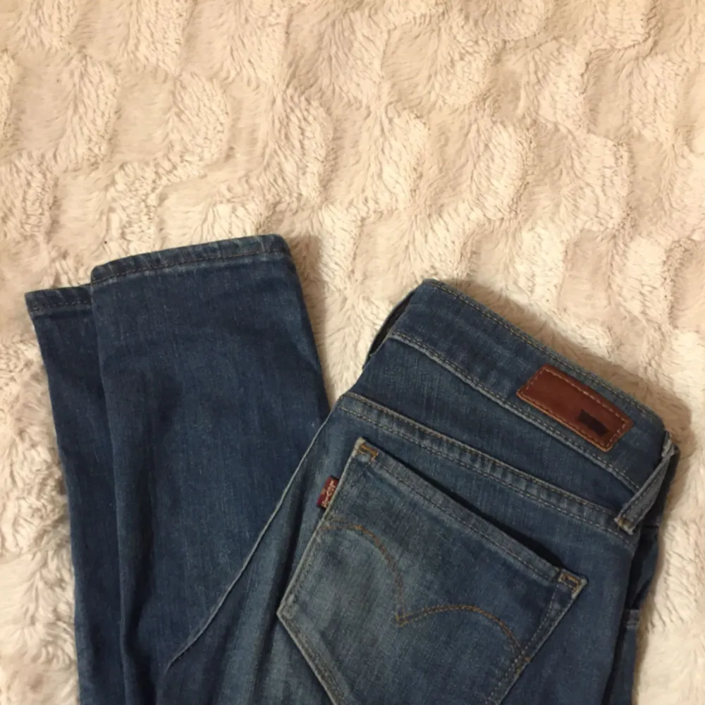 säljer dessa Levi’s jeans då de tyvärr är för små för mig, det är demi curve så de har en väldigt snygg passform . Jeans & Byxor.