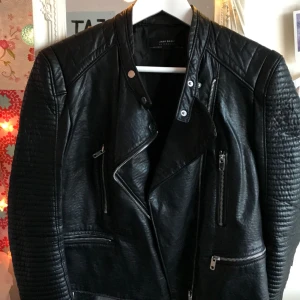  - Säljer en skinnjacka från Zara i storlek XL. Denna jackan är väldigt liten i storleken så en medium passar i den. Jackan är i nyskick och är endast använd ca 5 ggr. Köpt förra året! Köparen står för frakten😊