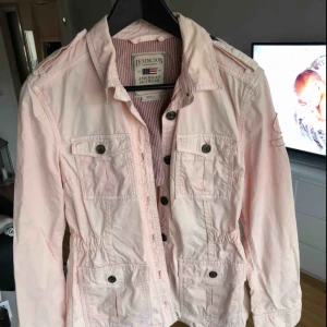  - Oanvänd jacka i strl SMALL   Lexington Gloria Cargo Jacket   Nypris: 2299kr  Köpt på Lexington utförsäljning: 999kr