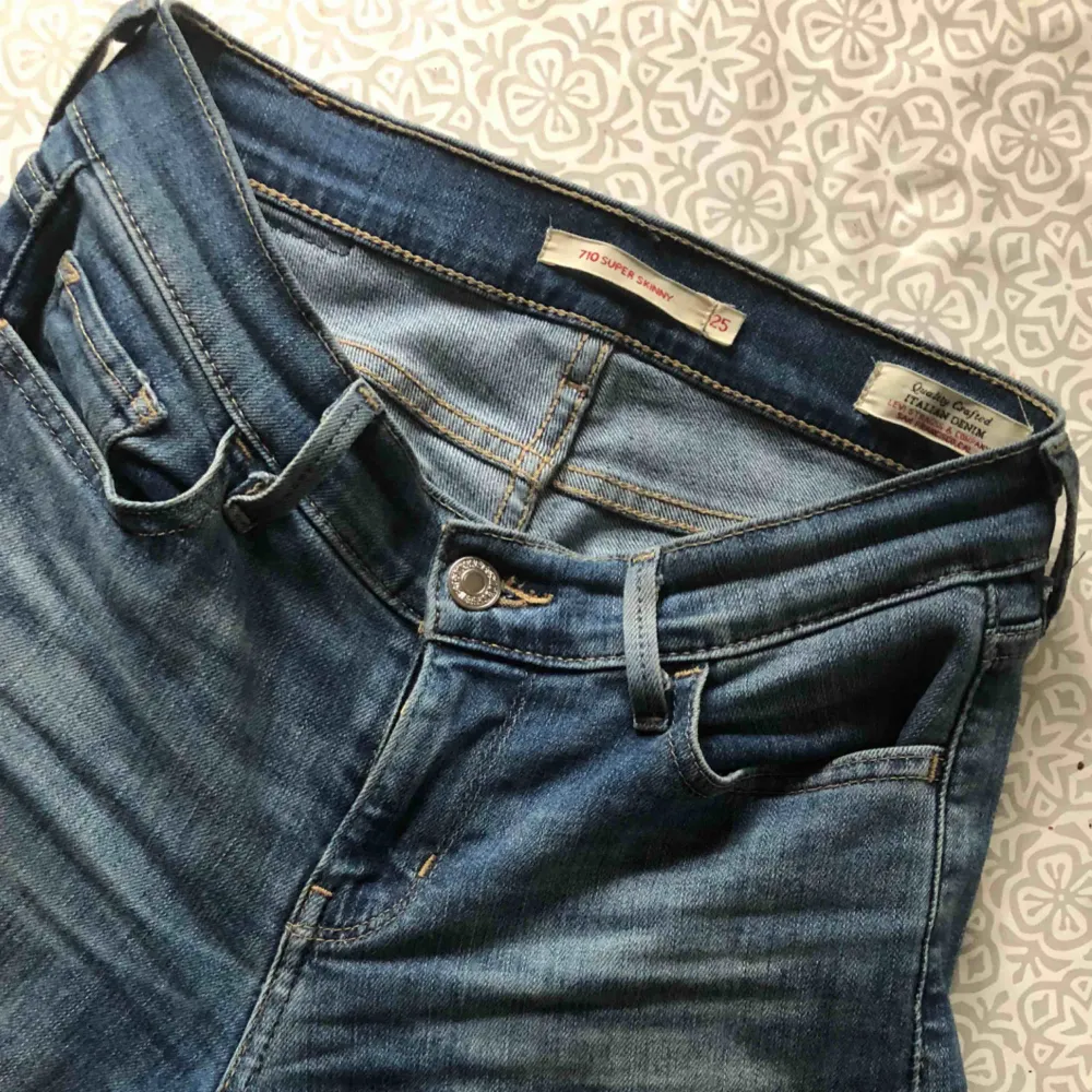 Levis jeans 710 super skinny i storlek 25. Regular waist, endast använda ett fåtal gånger så i väldigt fint skick! . Jeans & Byxor.