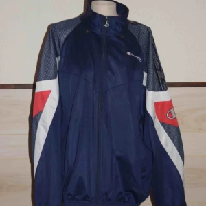  - Suuupercool champion kofta. Den är skit snygg på, ger en liten ”oversized” look. Fri frakt;)