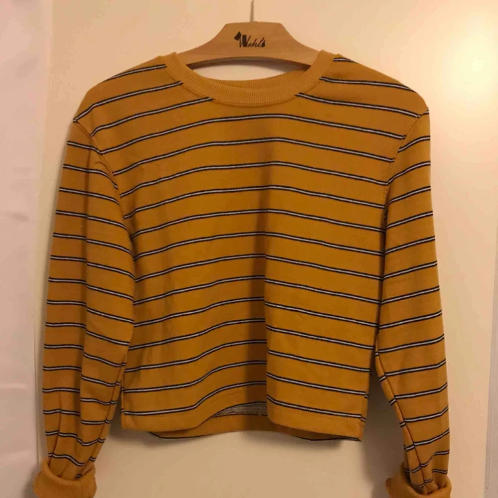 En cropped långärmad tröja från pull and bear. Beställde den från deras hemsida men tyckte inte jag passade i färgen tyvärr:( Tar emot swish och frakt tillkommer. Tröjor & Koftor.