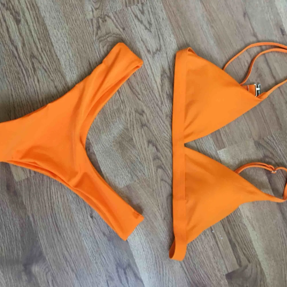 Orange bikini från Zaful. Storlek M, men vill säga den är mer som en S. Helt oanvänd, skyddet är kvar på underdelen. Frakt 30kr tillkommer.. Övrigt.