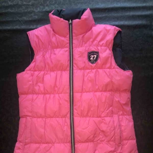  - Hampton republic väst som man kan välja vilken färg man vill ha ut, blixtlåset funkar på båda sidorna. Frakt tillkommer. Kan gå ner i pris vid snabb affär 