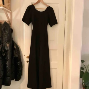  - Skitsnygg byxdress med korsad rygg och vida ben