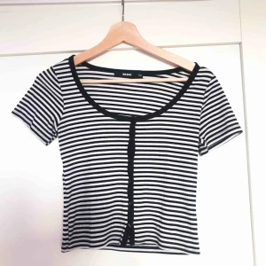  - Så söt topp köpt från Bikbok för ett par år sedan, knappt använd sen dess! Frakten är inräknad i priset ✨