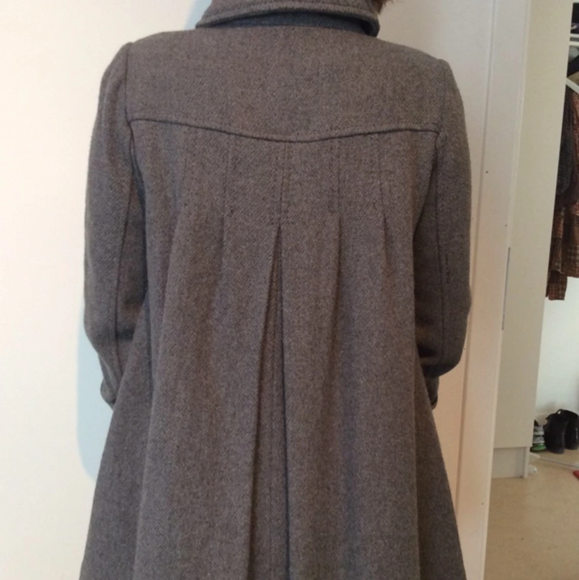Grå, fodrad ullkappa med snygg krage. I mycket gott skick!  - 1394567083