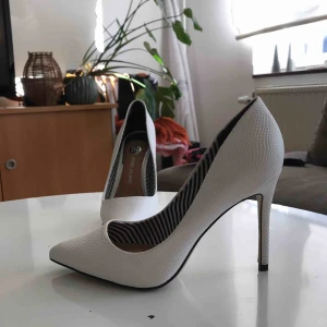  - Vita stilrena klackar från river island köpt för 499:- använda endast en gång.  Säljes pga använder inte  🌷