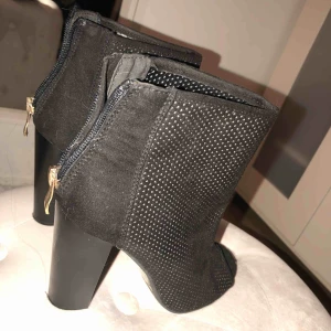  - Svarta snygga boots (klackar). Använda 2 gånger. 