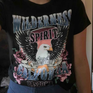  - T-shirt från Gina Tricot med sjukt snyggt tryck. Köparen står för frakt.