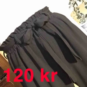 - Jättefina byxor från Bibkok som knyts till en rosett i midjan. Sparsamt använda, så i fint skick. Storlek S men passar både mig som är XS och min syster som är M. Väldigt stretchiga och sköna :) Frakt tillkommer. 