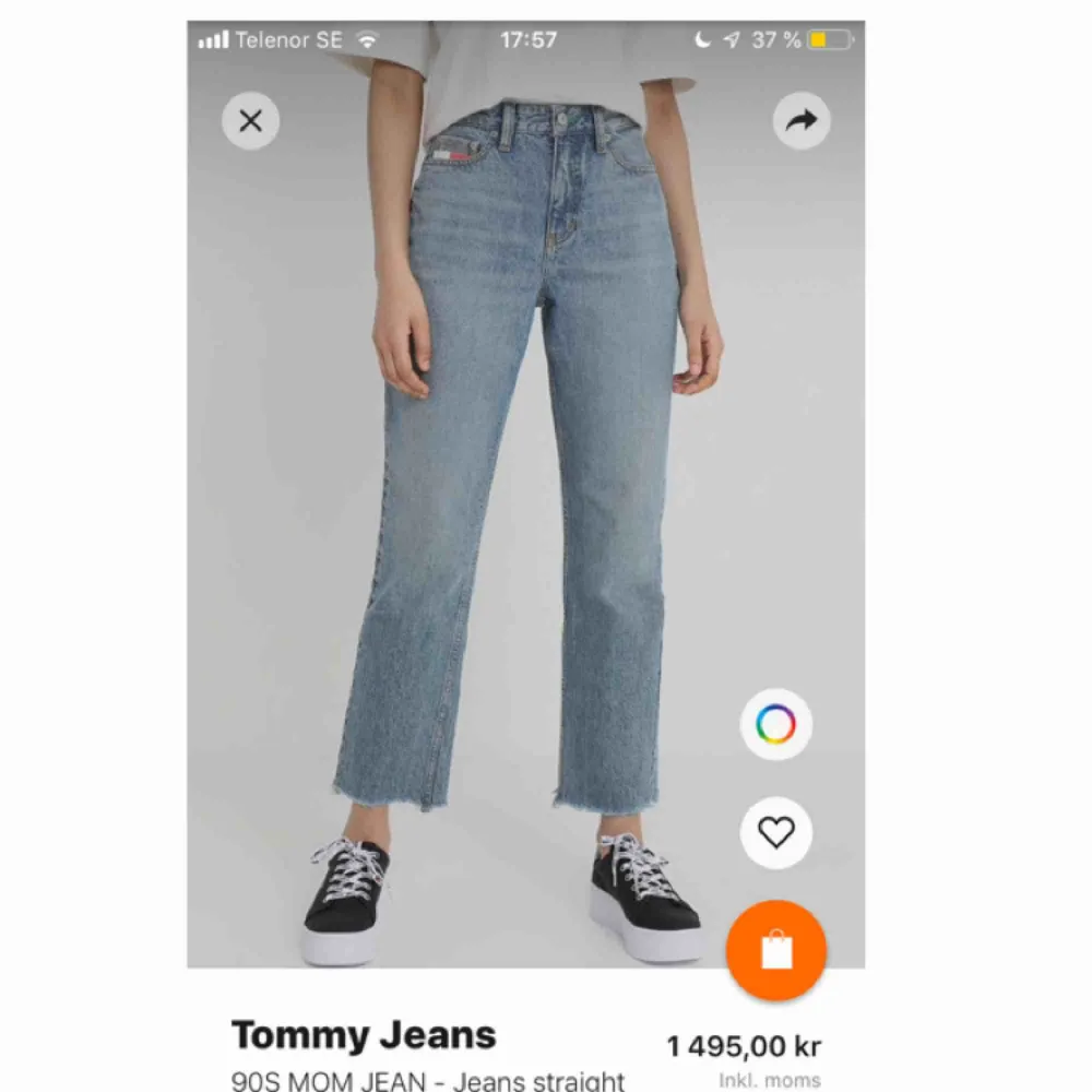 Säljer dessa så sinnessjukt snygga byxor från Tommy Hilfiger🤩 Inköps priset var 1500kr men säljer då jag gått ner i vikt och de inte längre passar mig. Köpte i Augusti och är använda 1 gång💗Fler bilder finns!. Jeans & Byxor.