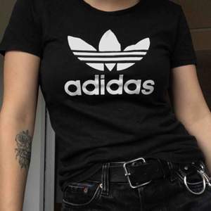 pris är förhandlingsbart vid snabb affär✨ köper du flera plagg får du rabatt⭐️ adidas t shirt! 