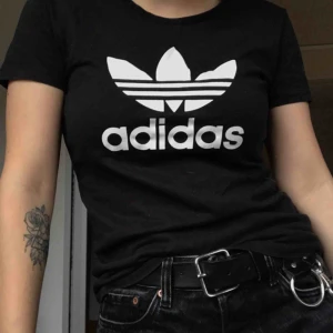  - pris är förhandlingsbart vid snabb affär✨ köper du flera plagg får du rabatt⭐️ adidas t shirt! 
