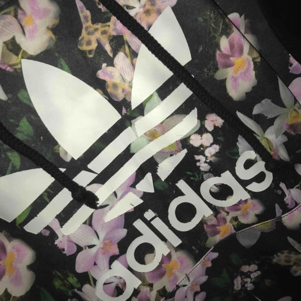 Adidas hoodie (fake tror jag). Skulle säga strl XS/S. Märket är lite slitet. Frakt ingår ej. Hoodies.