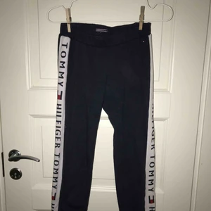 Tommy hilfiger mjukis - Tommy hilfiger byxor i mjukt material. Köpt i storlek 164 som passar mig som har XS. Men dessa har blivit för korta.