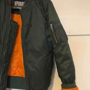  - Bomberjacka i väldigt fint skick Köparen står för frakten 💎