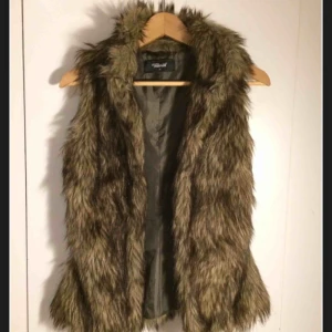  - Päls väst. Frakt tillkommer