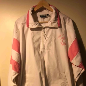  - Skitsnygg vintage pullover jacket köpt här på plick men har tyvärr inte kommit till användning.  Helt ren och hel. 