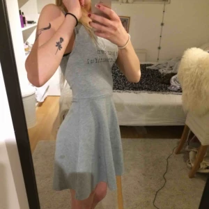  - Säljer pga att jag aldrig använder klänningen. Frakt ingår i priset.