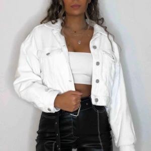  - Kortare modell på manchester jacka från Zara med teddy fodring på insidan. Köptes i mitten på september o knappt använd. Nypris 599:-