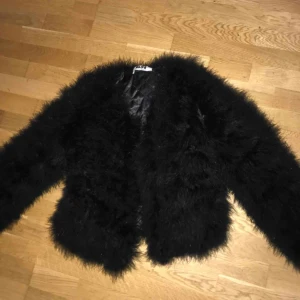  - pälsjacka med fjädrar från DennisMaglic i jättefint skick som ny! Storlek S, men passar Xs och en liten M också, Använd väldigt fåtal gånger. 1400kr kosta den som ny men säljer för 700kr, kan gå ner i pris vid snabb affär💕