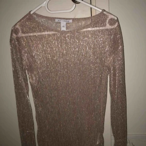  - Fin glittrig långärmad tröja . Knappt använd ☺️ 