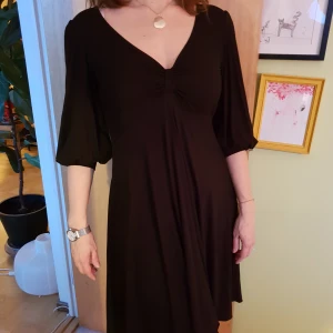  - En elegant klänning från Jascha. Nypris 1 199 kr.  Säljes pga. viktnedgång, klänningen är i gott skick. Gjord på viskos 