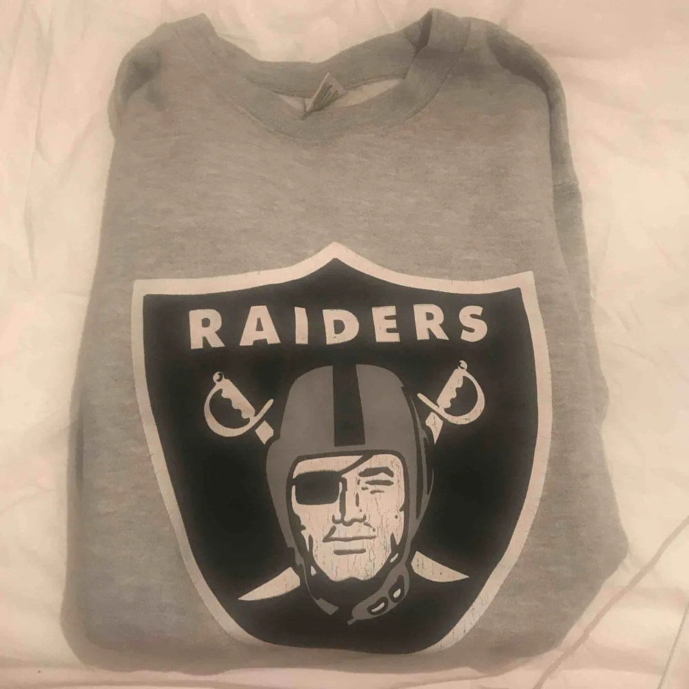 Raiders sweatshirt grå, knappt använd trycket har lite slitningar dock. . Hoodies.
