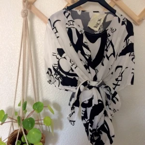  - Knappt använd från BACK. Kan knytas på flera olika sätt och användas både som lång och kort. Storlek: No size.