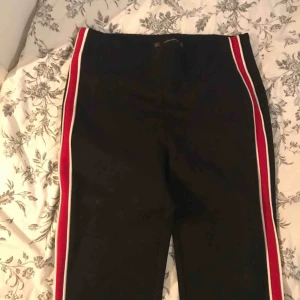  - Byxor från Zara, röda på sidan. Använda max 3 gånger. Skriv om du vill se fler bilder!