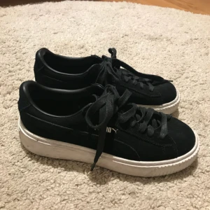  - Svarta Puma suede platforms i storlek 38. Säljer pga använder de så sällan och de skulle nog passa mycket bättre på någon annans fötter :) 