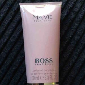  - Hugo boss ma vie body lotion. Doftar lyx . Ca 80 ml kvar . Den unika parfymen  Toppnoten - modernitet: Kaktusblomma Hjärtnoterna - kvinnlighet: Bouquet av rosa blommor med rosenknoppar Basnoterna - självförtroende: Cederträ